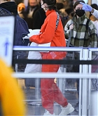 Selena_Gomez_-_Arriving_at_JFK_Airport_in_New_York_November_222C_202110.jpg