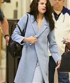 Selena_Gomez_-_At_Atlanta_Airport_on_March_1-01.jpg