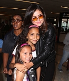 Selena_Gomez_-_At_LAX_Airport_in_LA_on_June_2-05.jpg