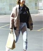 Selena_Gomez_-_At_Vons_Supermarket_in_Los_Angeles_on_February_212C_2018-05.jpg