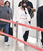 Selena_Gomez_-_At_the_airport_in_New_York_September_142C_202302.jpg