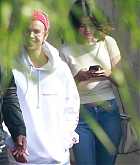 Selena_Gomez_-_Attends_church_services_with_Justin_Bieber_in_LA_October_29-02.jpg