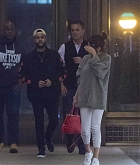 Selena_Gomez_-_Enjoy_a_dinner_date_at_Nobu2C_NYC_on_September_3-06.jpg