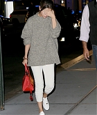 Selena_Gomez_-_Enjoy_a_dinner_date_at_Nobu2C_NYC_on_September_3-08.jpg