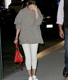 Selena_Gomez_-_Enjoy_a_dinner_date_at_Nobu2C_NYC_on_September_3-09.jpg