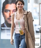 Selena_Gomez_-_Filming_Woody_Allen_film_in_NYC_on_September_21-18.jpg