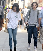 Selena_Gomez_-_Filming_Woody_Allen_film_in_NYC_on_September_22-02.jpg