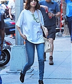 Selena_Gomez_-_Filming_Woody_Allen_film_in_NYC_on_September_22-09.jpg