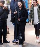 Selena_Gomez_-_Filming__Only_Murders_in_the_Building__in_New_York_April_42C_202301.jpg