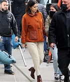 Selena_Gomez_-_Filming__Only_Murders_in_the_Building__in_New_York_March_232C_202206.jpg