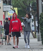 Selena_Gomez_-_Goes_for_a_walk_with_Justin_Bieber_in_LA_on_November_1-10.jpg
