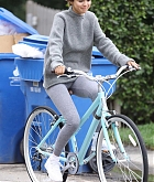 Selena_Gomez_-_Goes_on_a_bike_ride_with_Justin_Bieber_in_LA_on_November_1-13.jpg