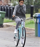 Selena_Gomez_-_Goes_on_a_bike_ride_with_Justin_Bieber_in_LA_on_November_1-14.jpg