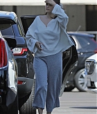 Selena_Gomez_-_Going_jewelry_shopping_at_XIV_Karats_in_Beverly_Hills_August_62C_2019-03.jpg