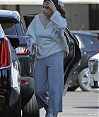 Selena_Gomez_-_Going_jewelry_shopping_at_XIV_Karats_in_Beverly_Hills_August_62C_2019-04.jpg