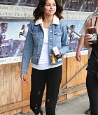 Selena_Gomez_-_Grabbing_an_ice_tea_with_a_friend_at_Alfred_Coffee_in_Studio_City2C_CA_on_November_2-12.jpg