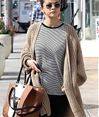 Selena_Gomez_-_Grabs_a_late_breakfast_in_Hollywood2C_CA_on_March_82C_2018-01.jpg