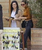 Selena_Gomez_-_Has_lunch_with_friends_at_Soho_House_in_Malibu_on_March_22-22.jpg