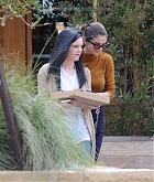 Selena_Gomez_-_Has_lunch_with_friends_at_Soho_House_in_Malibu_on_March_22-30.jpg
