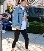 Selena_Gomez_-_Heads_to_a_business_meeting_in_LA_on_February_8-08.jpg