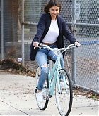 Selena_Gomez_-_In_Studio_City2C_CA_on_March_162C_2018-01.jpg