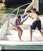 Selena_Gomez_-_In_a_bikini_on_a_Yacht_in_Sydney_on_March_19-07~0.jpg