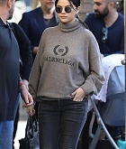 Selena_Gomez_-_Looks_stylish_as_she_steps_out_for_lunch_in_Beverly_Hills2C_CA_December_292C_2018-02.jpg