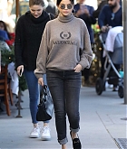 Selena_Gomez_-_Looks_stylish_as_she_steps_out_for_lunch_in_Beverly_Hills2C_CA_December_292C_2018-04.jpg