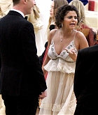 Selena_Gomez_-_MET_Gala__18_on_May_7-16~0.jpg