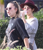 Selena_Gomez_-_Morning_trip_to_an_art_supply_store_-_Febuary_100002.jpg