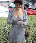 Selena_Gomez_-_Morning_trip_to_an_art_supply_store_-_Febuary_100003.jpg