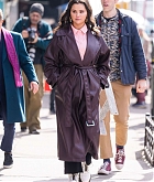 Selena_Gomez_-_On_the_set_of_Only_Murderers_in_the_Building_in_New_York_City_0317202309.jpg