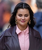 Selena_Gomez_-_On_the_set_of_Only_Murderers_in_the_Building_in_New_York_City_0317202316.jpg