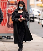 Selena_Gomez_-_On_the_set_of__Only_Murders_in_the_Building__in_New_York_April_92C_2021_01.jpg