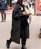 Selena_Gomez_-_On_the_set_of__Only_Murders_in_the_Building__in_New_York_April_92C_2021_02.jpg