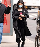 Selena_Gomez_-_On_the_set_of__Only_Murders_in_the_Building__in_New_York_April_92C_2021_03.jpg