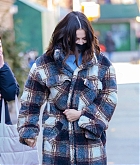 Selena_Gomez_-_On_the_set_of__Only_Murders_in_the_Building__in_New_York_March_42C_202202.jpg