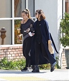 Selena_Gomez_-_Out_for_Breakfast_with_Friends_in_Los_Angeles_on_March_7-04.jpg