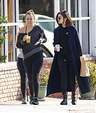 Selena_Gomez_-_Out_for_Breakfast_with_Friends_in_Los_Angeles_on_March_7-08.jpg