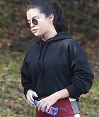 Selena_Gomez_-_Out_for_a_hike_in_Los_Angeles2C_2018-12-22-13.jpg
