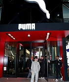 Selena_Gomez_-_Puma_flagship_store_in_New_York_January_142C_2020-02.jpg