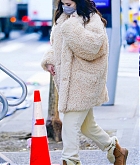 Selena_Gomez_-_Seen_heading_to_the_movie_set_of_Only_Murders_in_New_York_City_01192021_08.jpg