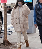 Selena_Gomez_-_Seen_heading_to_the_movie_set_of_Only_Murders_in_New_York_City_01192021_10.jpg