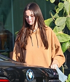Selena_Gomez_-_Seen_out_for_dinner_in_Los_Angeles_CA_-_June_242C_2025_02.jpg
