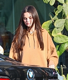 Selena_Gomez_-_Seen_out_for_dinner_in_Los_Angeles_CA_-_June_242C_2025_03.jpg