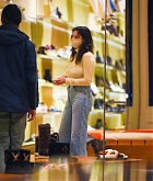 Selena_Gomez_-_Shopping_in_New_York_City_January_252C_2021_07.jpg