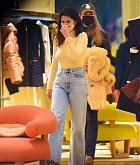Selena_Gomez_-_Shopping_in_New_York_City_January_252C_2021_08.jpg