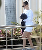 Selena_Gomez_-_Spotted_arriving_at_the_private_airport_-_Los_Cabos2C_Mexico_-_August_212C_2025_02.jpg