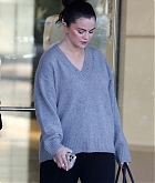 Selena_Gomez_-_Spotted_outside_her_Rare_Beauty_offices2C_Los_Angeles_CA_-_February_212C_2024_11.jpg