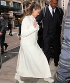 Selena_Gomez_-_Spotted_outside_in_New_York2C_December_072C_202305.jpg